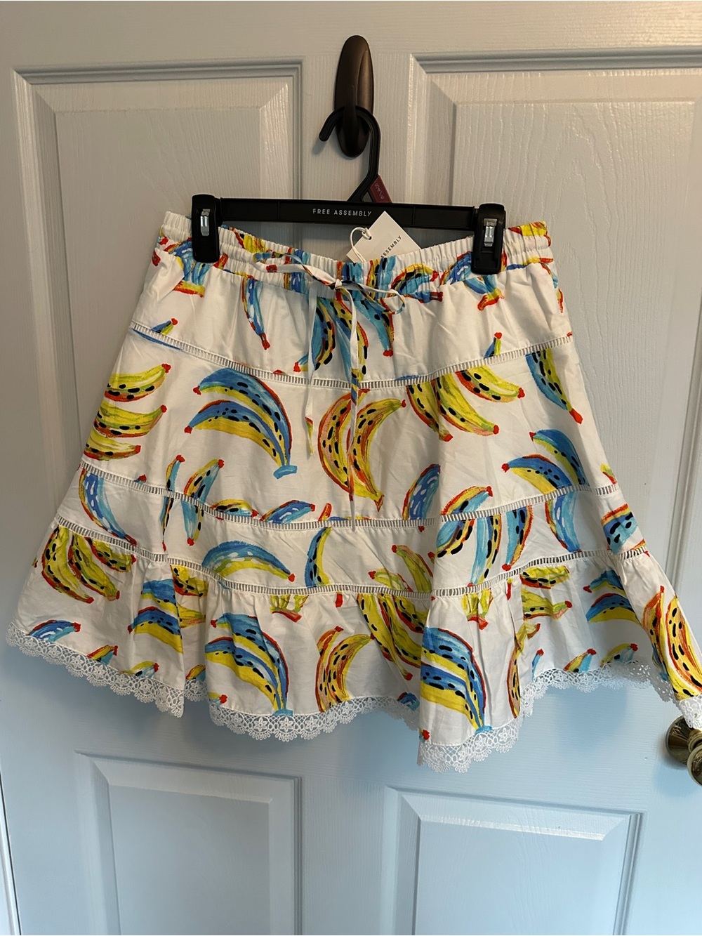 Free Assembly White Tiered Mini Skirt with Yellow & Blue Banana Print